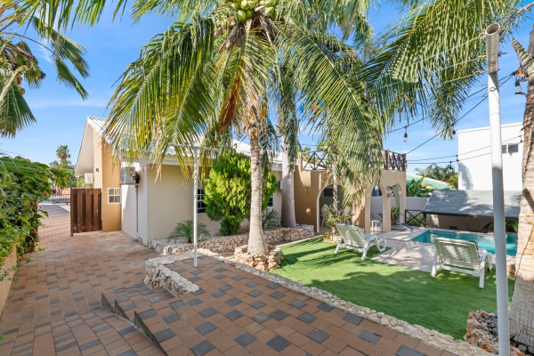 Hanenberg – Tropical vacation home with pool and private bar