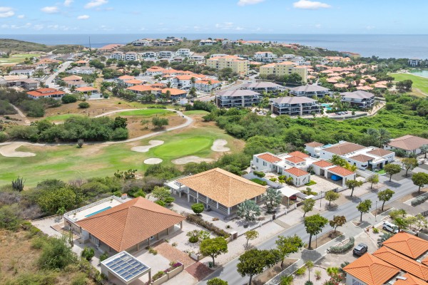 Blue Bay BO 4 – Elegant villa with unique views over the golf course