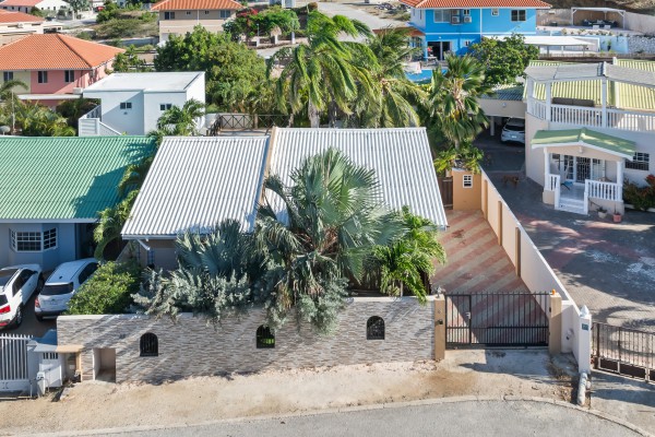 Hanenberg – Tropical vacation home with pool and private bar