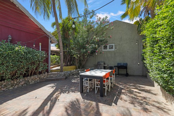 Mahaai - Apartment Complex with Pool and Rental Income