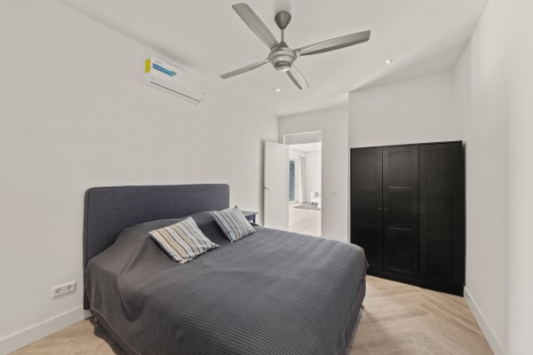 Blue Bay – Royale Villa met Zeezicht, Zwembad & 2 Appartementen