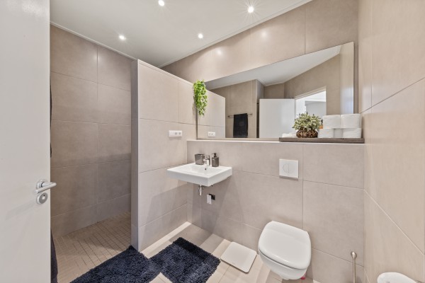 Jan Sofat – Woning met twee appartementen en uitzicht op spaans water