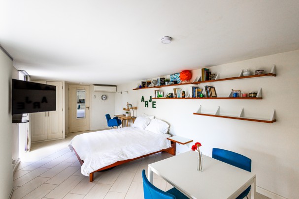 Royal Palm: Charming furnished studio with terrace for rent