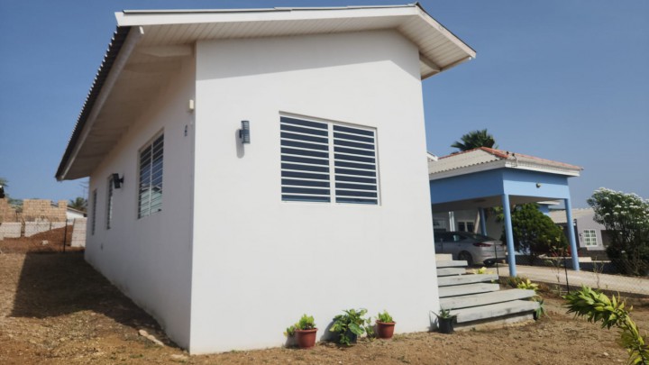 Comfortabele moderne woning met twee slaapkamers en tuinruimte