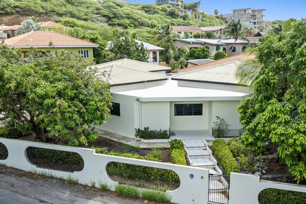 Spacious 3-bedroom villa in quiet residential area