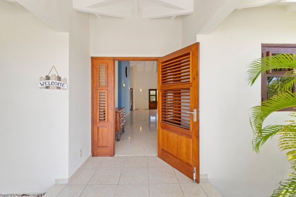 Blue Bay BL-19 – Spacious Villa on Golf Course