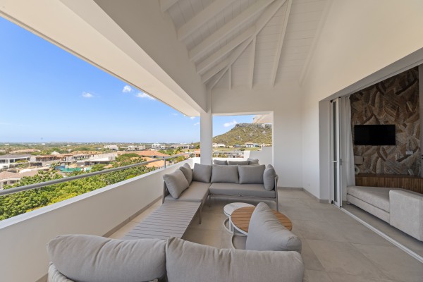 Blue Bay-Luxuriously furnished new-build penthouse in a prime location