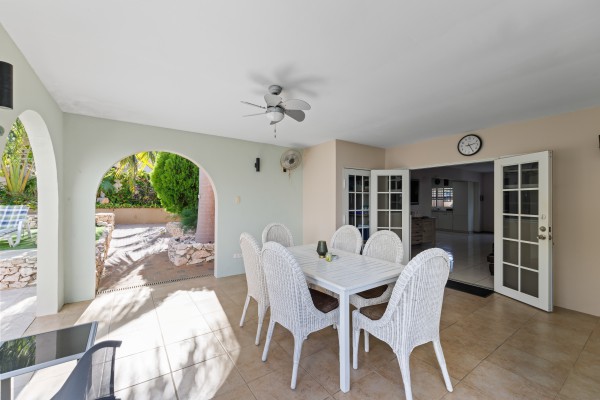 Hanenberg – Tropical vacation home with pool and private bar