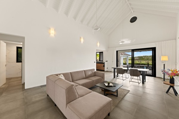 Blue Bay – Charming Villa with Pool and Golf Course Views