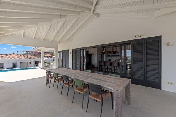 Blue Bay – Royale Villa met Zeezicht, Zwembad & 2 Appartementen