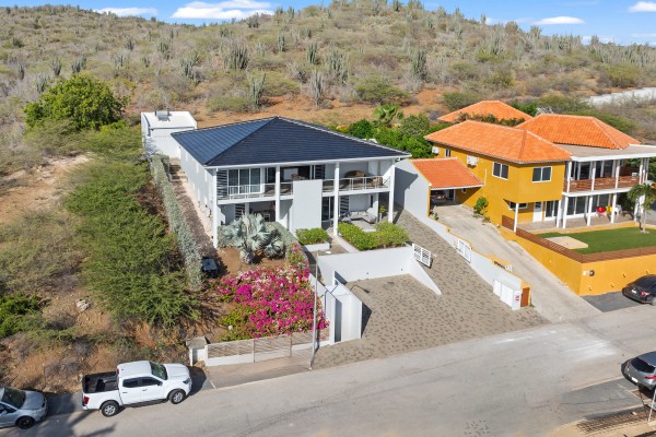 Jan Sofat – Woning met twee appartementen en uitzicht op spaans water