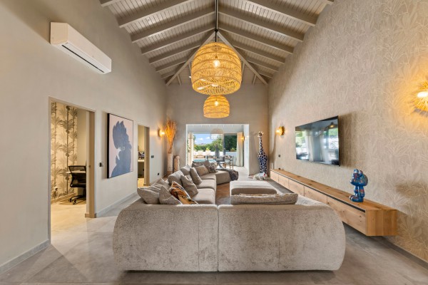 Blue Bay – Fraai gerenoveerde villa met zwembad aan golfbaan  