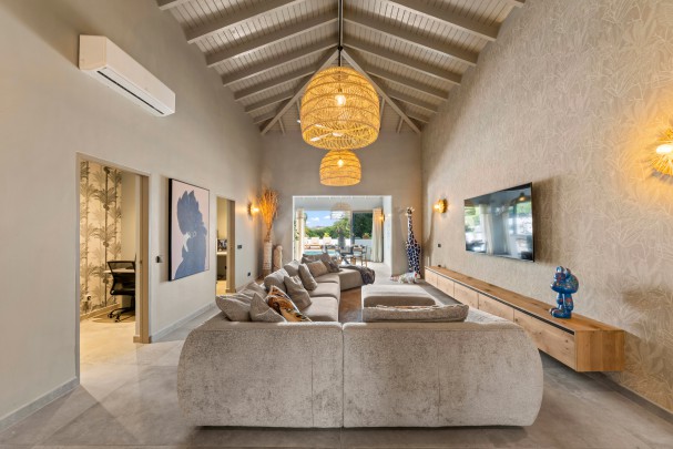 Blue Bay &ndash; Fraai gerenoveerde villa met zwembad aan golfbaan  