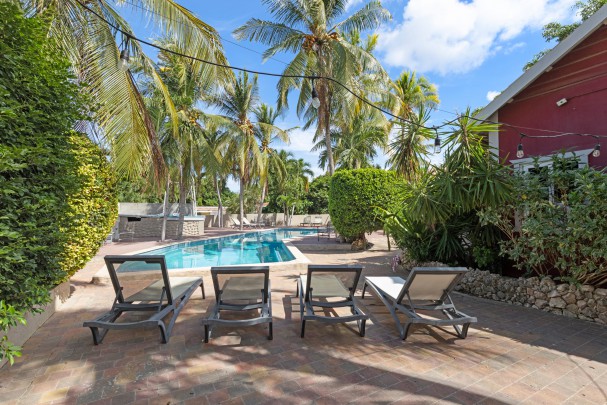 Mahaai - Apartment Complex with Pool and Rental Income