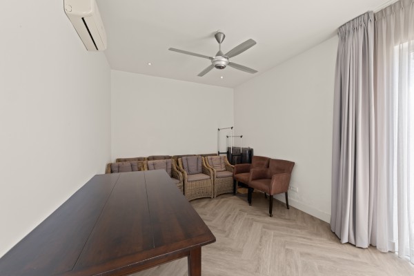 Blue Bay – Royale Villa met Zeezicht, Zwembad & 2 Appartementen