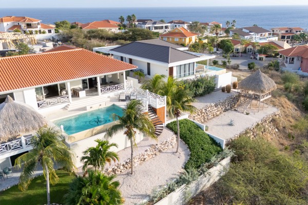 Blue Bay – Exclusive villa met adembenemend uitzicht  
