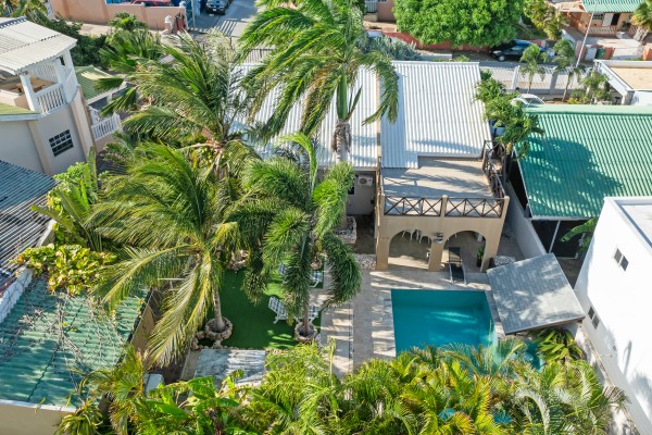 Hanenberg – Tropical vacation home with pool and private bar