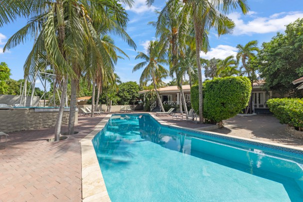 Mahaai - Apartment Complex with Pool and Rental Income