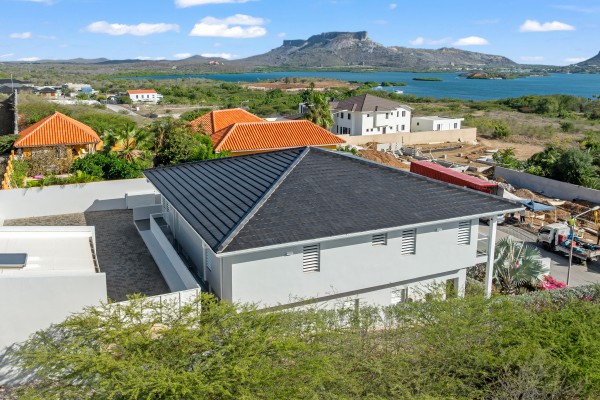 Jan Sofat – Woning met twee appartementen en uitzicht op spaans water