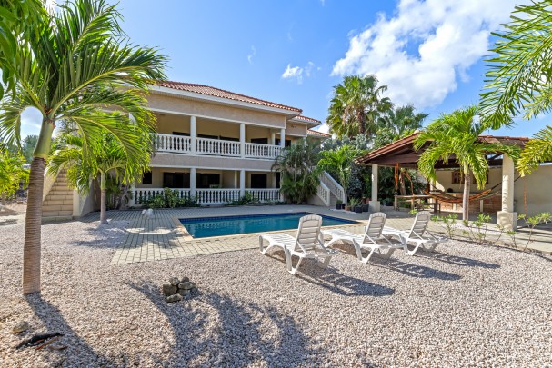 Blue Bay &ndash; Grote villa met twee ruime appartementen