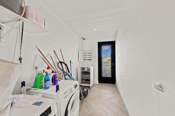 Blue Bay – Royale Villa met Zeezicht, Zwembad & 2 Appartementen
