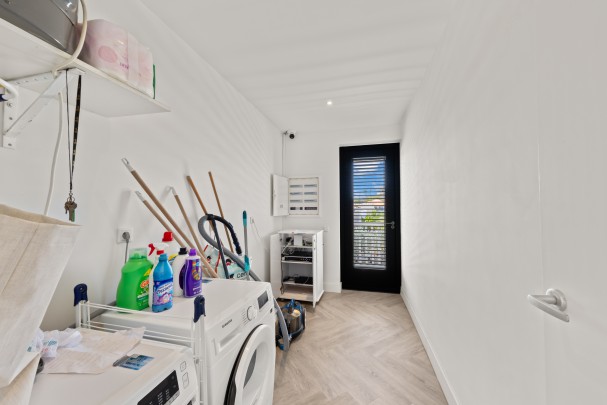 Blue Bay – Spacious Villa with Ocean View, Pool & 2 Apartments