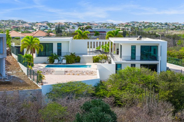 Beautiful Contemporary Villa Overlooking Spanish Water