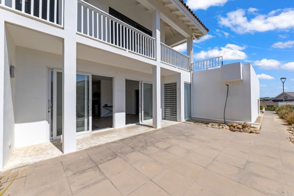 Blue Bay – Royale Villa met Zeezicht, Zwembad & 2 Appartementen