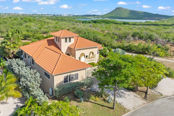 Blue Bay &ndash; Grote villa met twee ruime appartementen