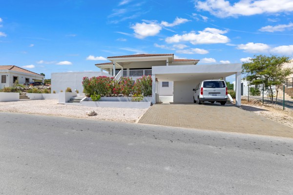 Blue Bay – Royale Villa met Zeezicht, Zwembad & 2 Appartementen