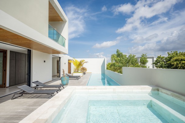 Luxury villa with pool, jacuzzi & sea view near Jan Thiel Beach