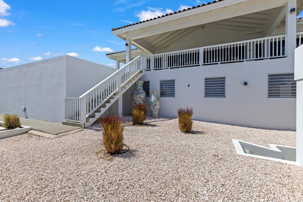 Blue Bay – Royale Villa met Zeezicht, Zwembad & 2 Appartementen