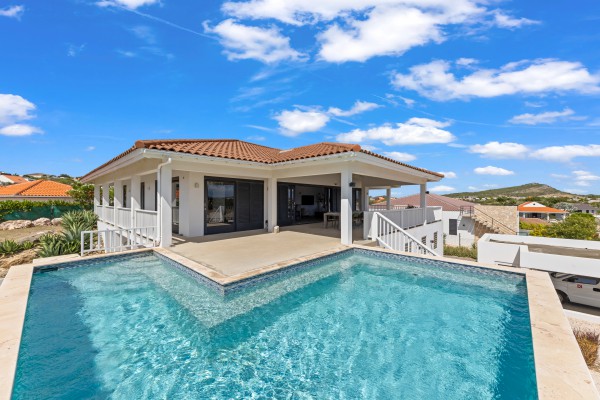 Blue Bay – Royale Villa met Zeezicht, Zwembad & 2 Appartementen
