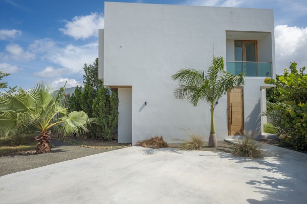 Luxury villa with pool, jacuzzi & sea view near Jan Thiel Beach