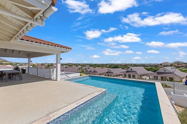 Blue Bay – Royale Villa met Zeezicht, Zwembad & 2 Appartementen