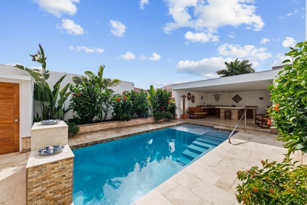 Grote Berg Tropical Paradise with Proven Rental Income