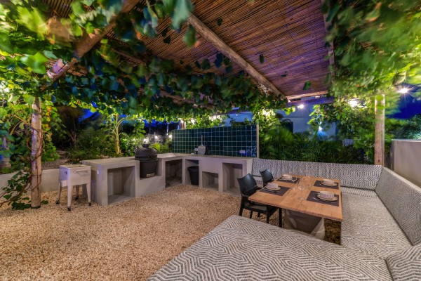 Luxury Villa with 4 Bedrooms, Pool & Guest Suite in Blue Bay