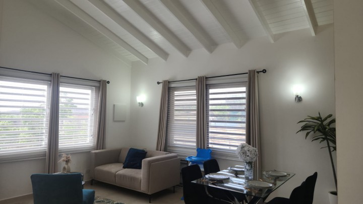 Comfortabele moderne woning met twee slaapkamers en tuinruimte