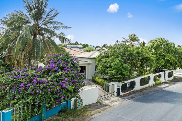 Spacious 3-bedroom villa with separate apartment