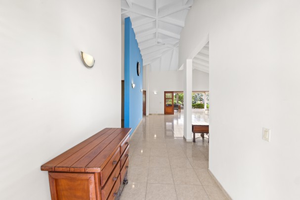 Blue Bay BL-19 – Spacious Villa on Golf Course