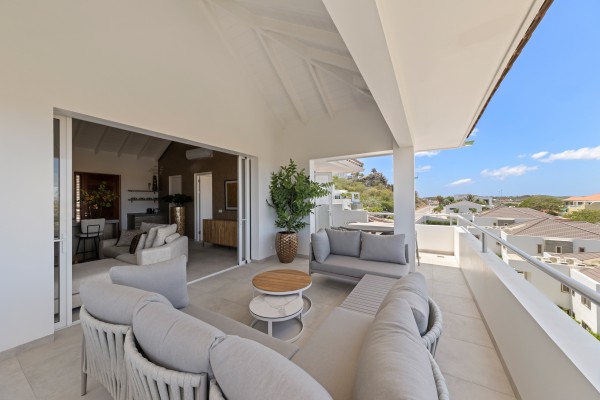 Blue Bay-Luxuriously furnished new-build penthouse in a prime location