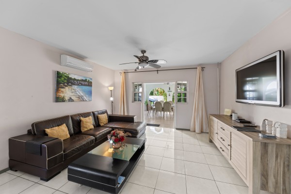 Hanenberg – Tropical vacation home with pool and private bar