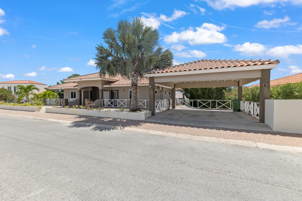 Blue Bay BB-39 – Spacious Villa with Pool and Sea View