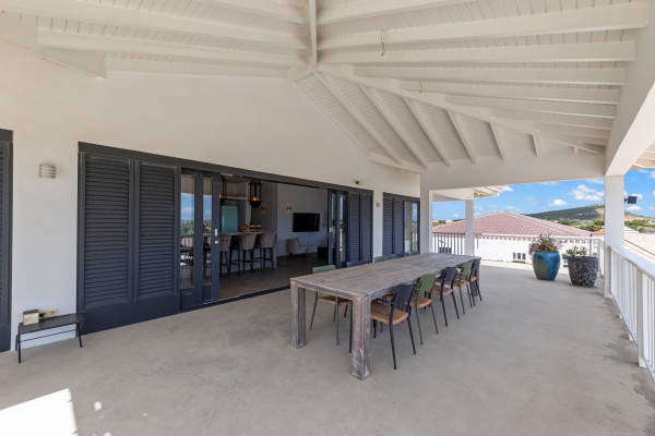 Blue Bay – Royale Villa met Zeezicht, Zwembad & 2 Appartementen
