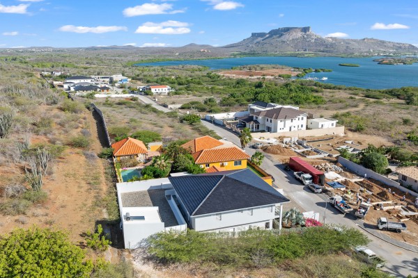Jan Sofat – Woning met twee appartementen en uitzicht op spaans water