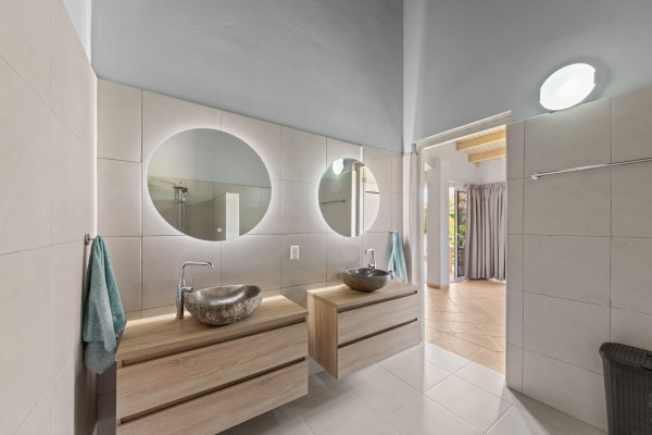 Spacious furnished 2-bedroom bungalow in Blue Bay 