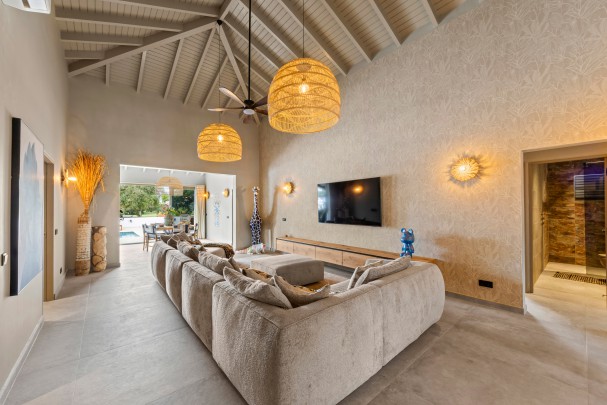 Blue Bay &ndash; Fraai gerenoveerde villa met zwembad aan golfbaan  