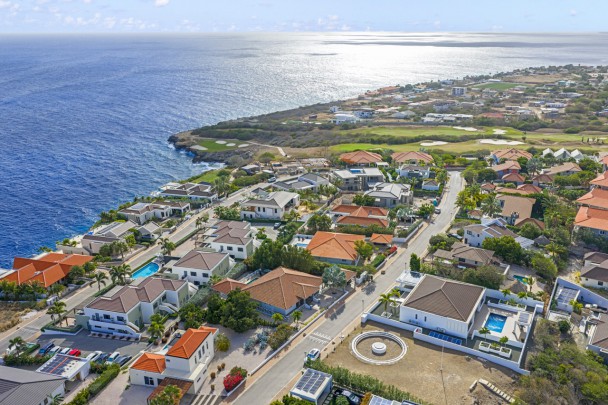Blue Bay BB 39 &ndash; Ruime villa met zwembad en zeezicht