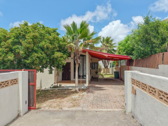  Charming 3-Bedroom Villa with High Ceilings & Tropical Garden