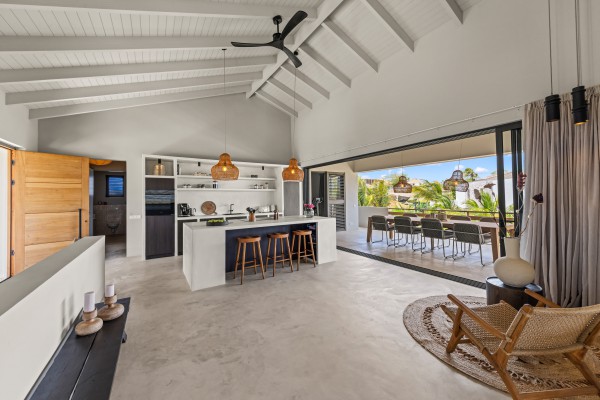 Luxury Villa with 4 Bedrooms, Pool & Guest Suite in Blue Bay